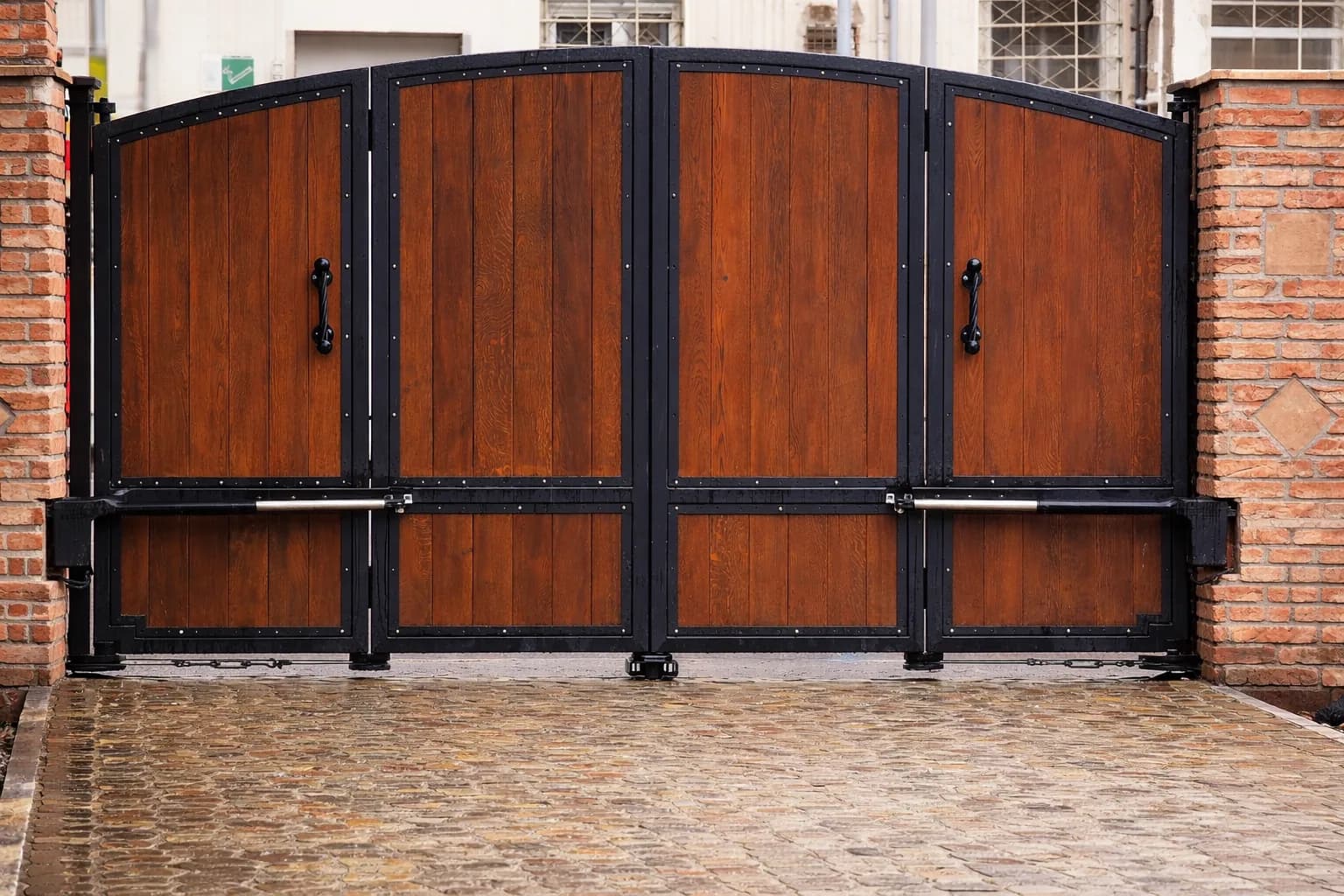 Poarta Stejar Radu - piesa realizata in atelier Artizan Lemn